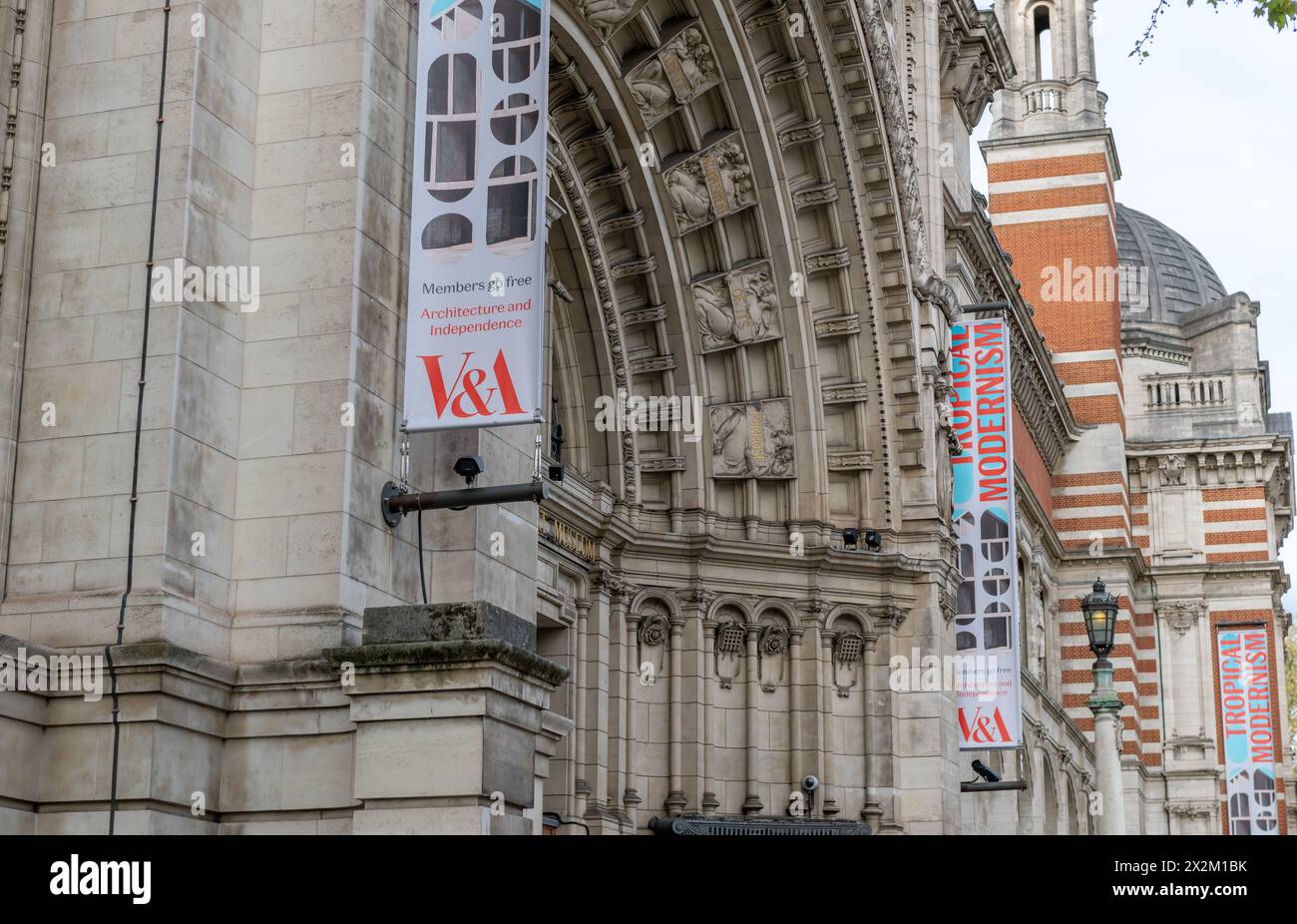 Londres. UK- 04.18.2024. Une vue latérale de la façade du Victoria and Albert Museum avec des bannières affichant les expositions spéciales exposées. Banque D'Images