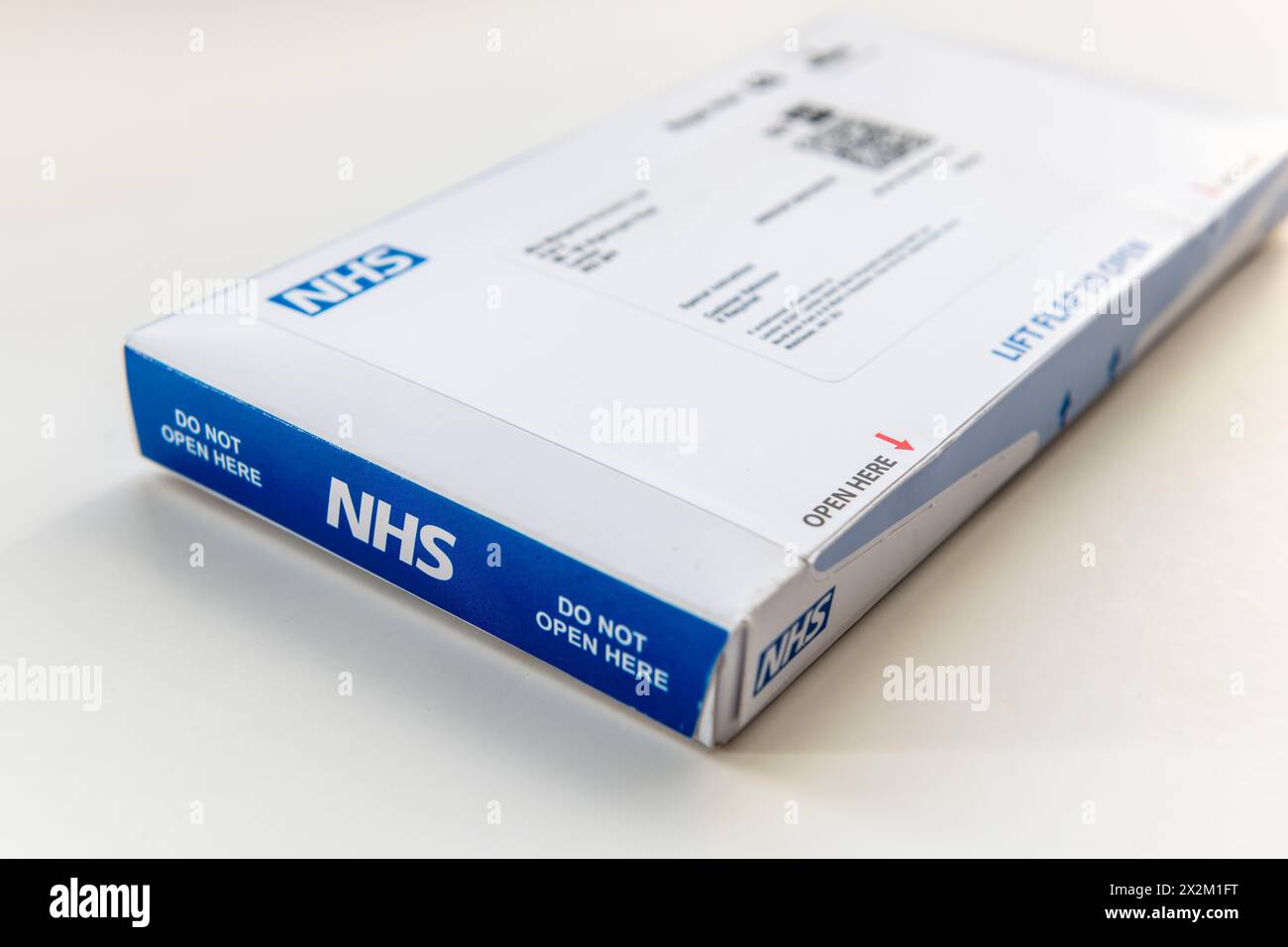 Londres. UK- 04.17.2024. Kit de dépistage du cancer de l'intestin isolé en blanc, envoyé par le Service National de santé par la poste. Banque D'Images