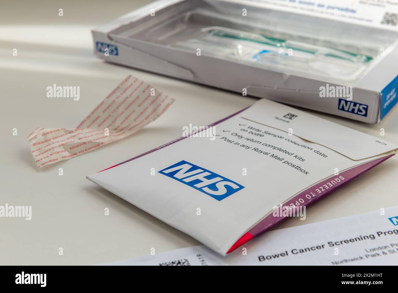 Londres. UK- 04.17.2024. Enveloppe scellée contenant l'échantillon d'essai d'un test de cancer de l'intestin, prête à être envoyée par la poste pour être testée. Banque D'Images