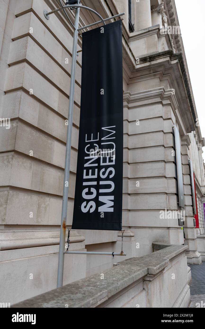 Londres. UK- 04.18.2024. Une bannière du Musée des Sciences accrochée sur la façade du bâtiment. Banque D'Images