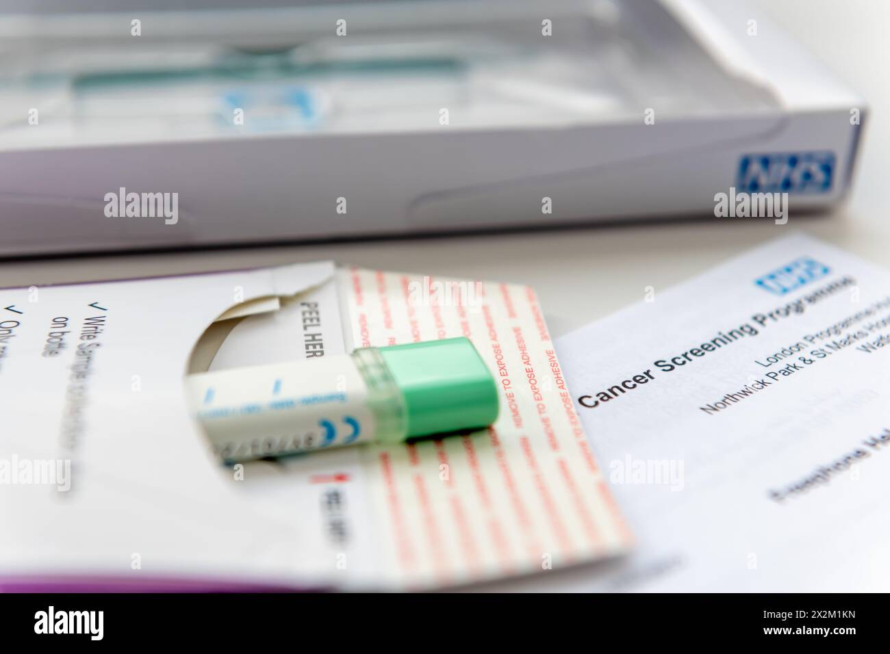 Londres. UK- 04.17.2024. Un porte-échantillon avec un échantillon scellé de test du cancer de l'intestin prêt à être envoyé dans l'enveloppe de retour pour être testé. Banque D'Images