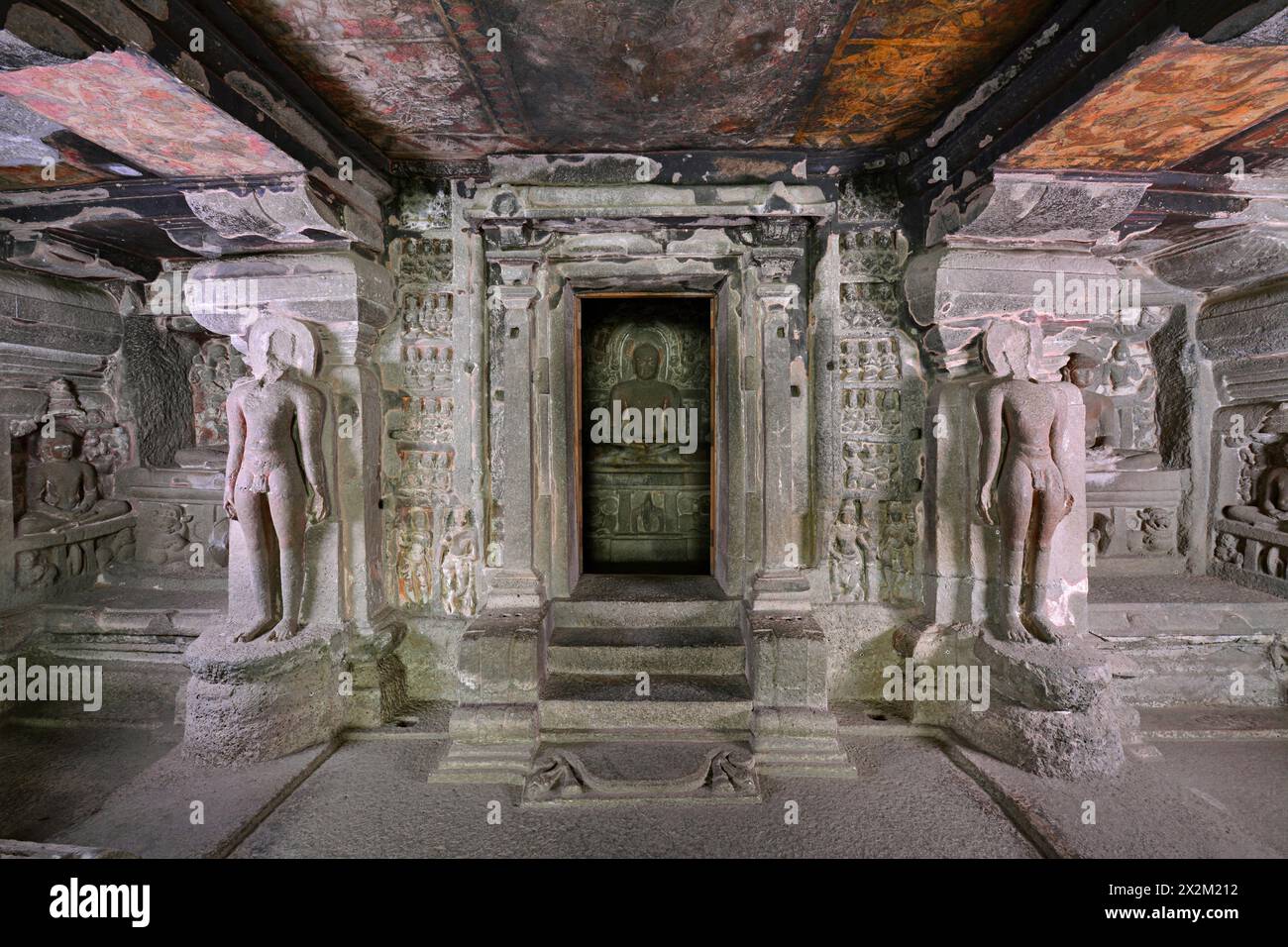 Grottes Ellora Jain : grotte n° 32 aile droite, étage supérieur, sanctuaire principal dans la salle peinte, représentation - Mahavira in Padmasana Banque D'Images