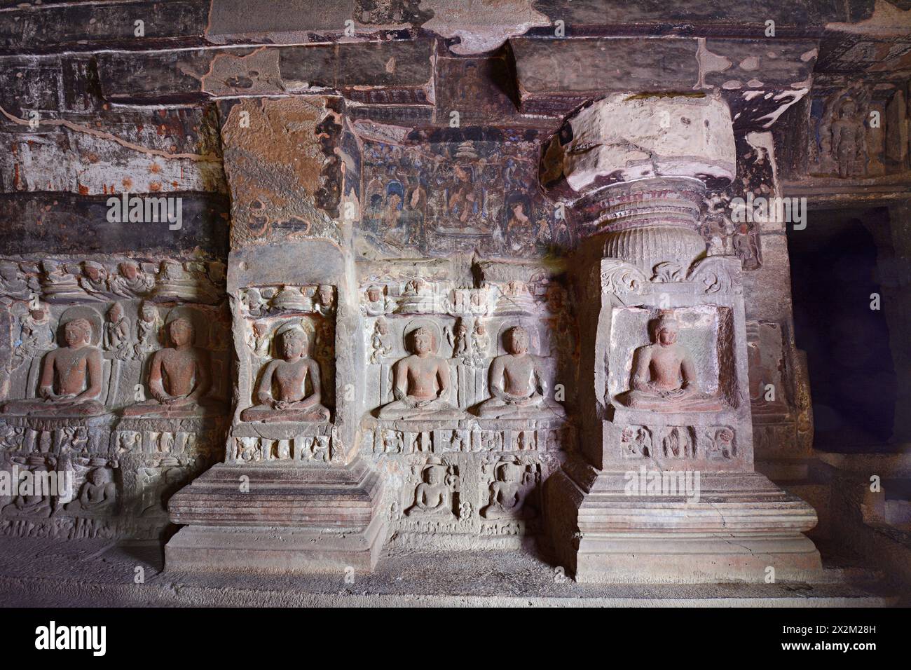 Grottes Ellora Jain : grotte n° 33- étage inférieur : mur gauche : niches tout le long du mur avec sculptures de Jinas assis Fermer 1er étage : Sanctuaire image: Banque D'Images