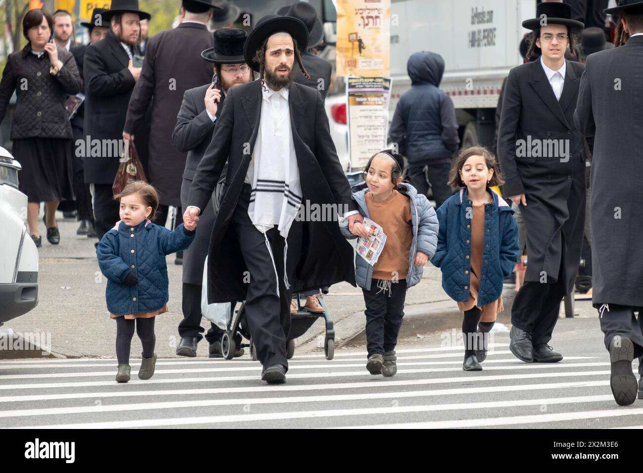 Une rue animée à Williamsburg, Brooklyn alors que les familles juives orthodoxes se préparent pour la Pâque la veille de la fête. Banque D'Images