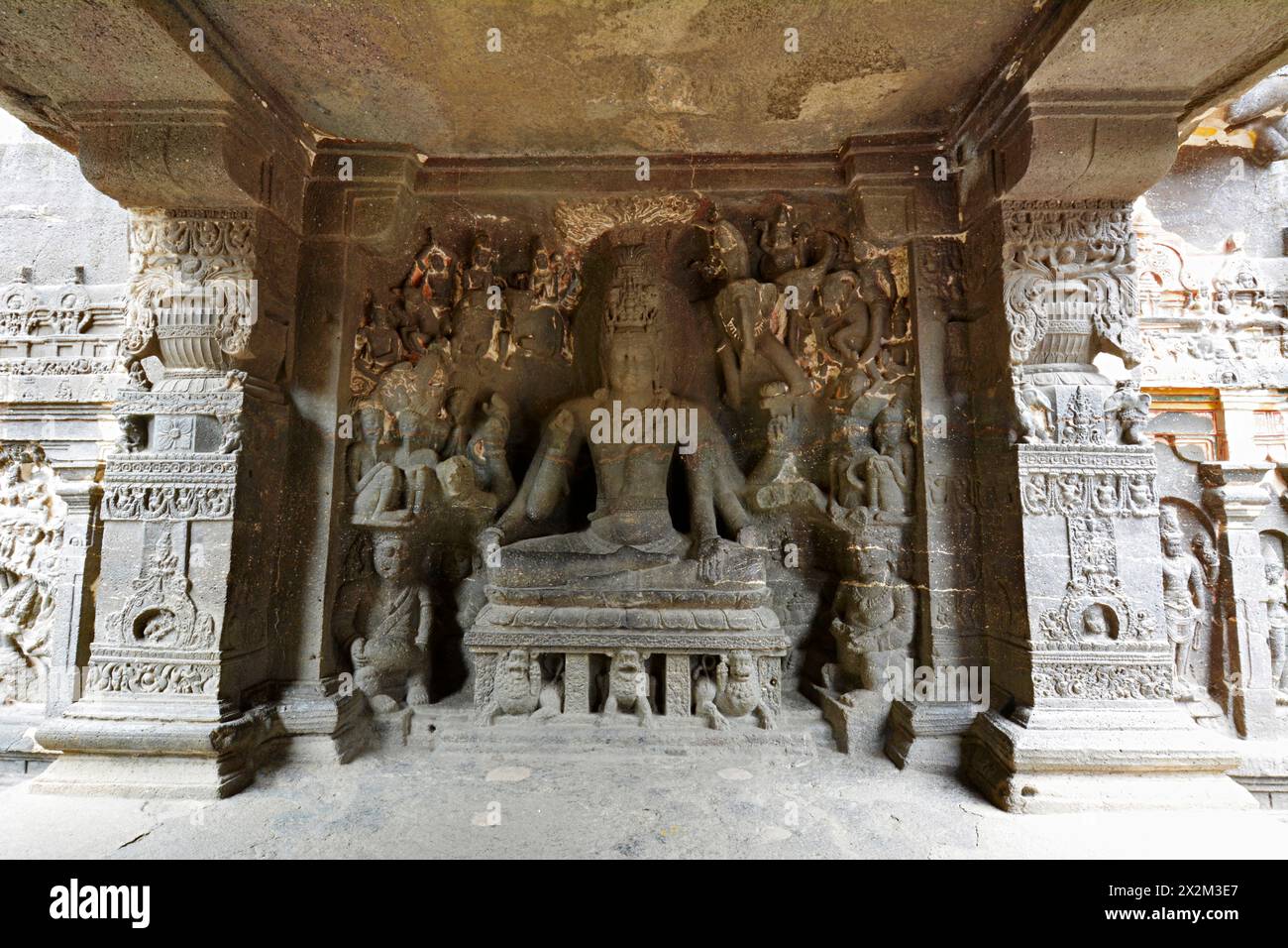 Grottes brahmaniques Ellora : Kailasa No 16 panneau orienté au rez-de-chaussée, orienté ouest montrant Shiva comme Mahayogi. Banque D'Images