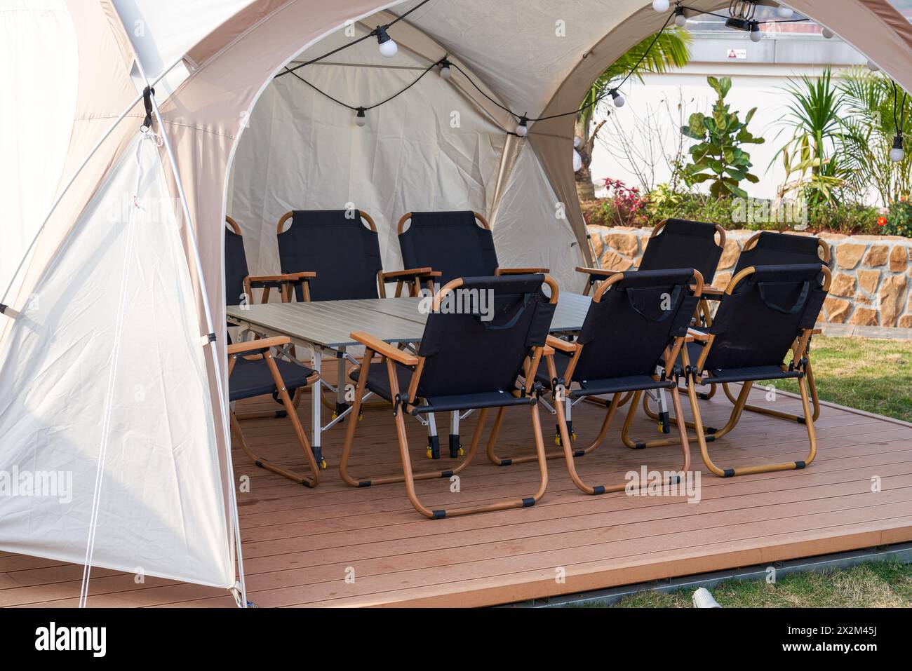 Sièges de table et de chaise pour camping de loisirs en plein air Banque D'Images