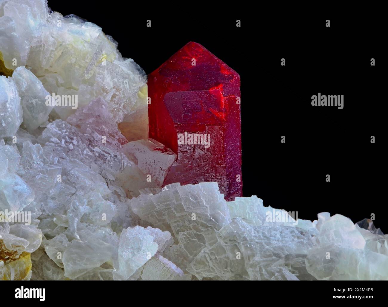 Superbe photographie mettant en vedette des cristaux de cinabre, de quartz et de dolomite Banque D'Images