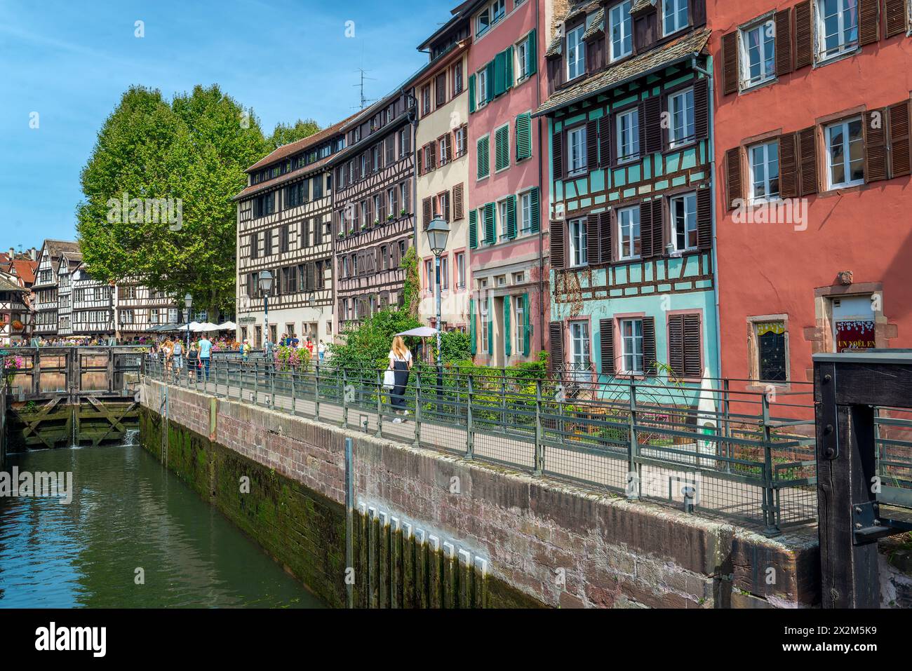 Verrouillez une rivière Ill dans la petite France, un petit quartier de Venise à Strasbourg, France Banque D'Images