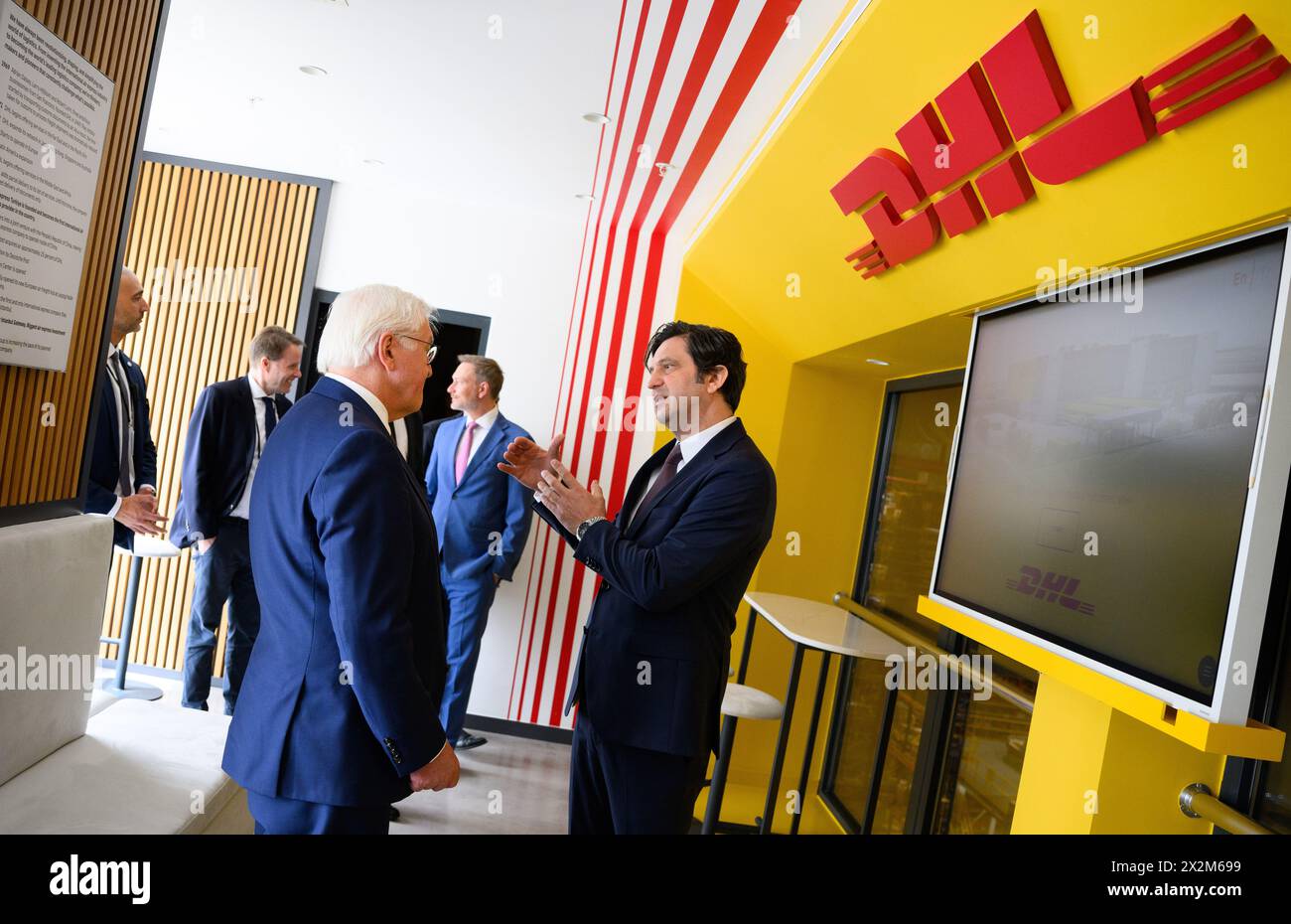23 avril 2024, Turquie, Istanbul : le président fédéral Frank-Walter Steinmeier (g) visite le centre logistique de DHL Express à Istanbul en compagnie de Christian Lindner (Back M, FDP), ministre fédéral des Finances, et reçoit une visite du centre logistique de Volkan Demiroglu (R), directeur général de DHL Express Turquie. Le président fédéral Steinmeier effectue une visite officielle de trois jours en Turquie. L’occasion du voyage est le 100e anniversaire de l’établissement de relations diplomatiques entre l’Allemagne et la Turquie. Le Président fédéral est accompagné de représentants du Gouvernement fédéral, y compris Banque D'Images