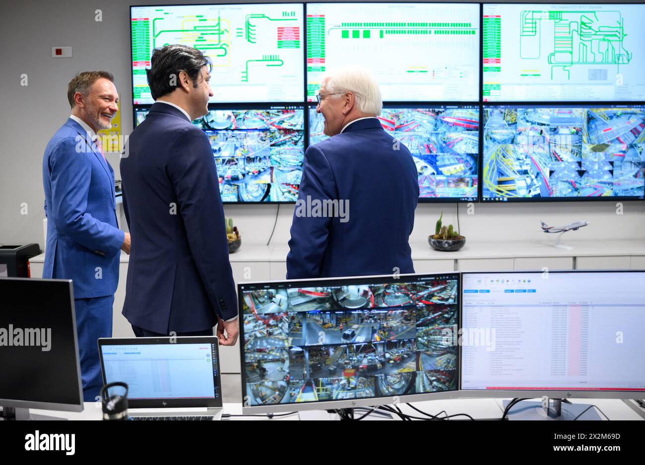 23 avril 2024, Turquie, Istanbul : le président fédéral Frank-Walter Steinmeier (à droite) visite le centre logistique de DHL Express à Istanbul en compagnie de Christian Lindner (à gauche, FDP), ministre fédéral des Finances, et reçoit une visite du centre logistique de Volkan Demiroglu (M), directeur général de DHL Express Turquie. Le président fédéral Steinmeier effectue une visite officielle de trois jours en Turquie. L’occasion du voyage est le 100e anniversaire de l’établissement de relations diplomatiques entre l’Allemagne et la Turquie. Le Président fédéral est accompagné de représentants du Gouvernement fédéral, notamment Banque D'Images