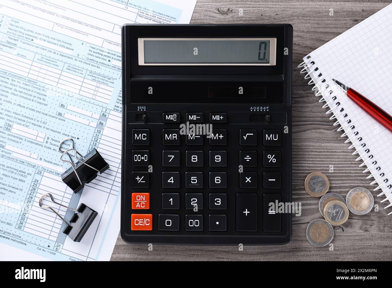 Comptabilité fiscale. Composition de pose plate avec calculatrice et document sur table en bois Banque D'Images