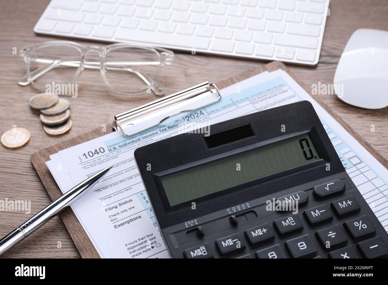 Comptabilité fiscale. Calculatrice, document, stylo, pièces de monnaie et clavier sur table en bois, gros plan Banque D'Images