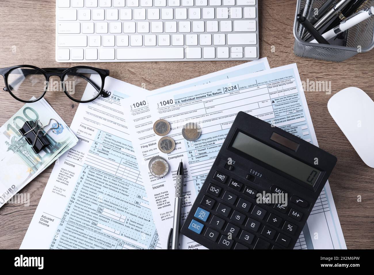 Comptabilité fiscale. Composition de pose à plat avec calculatrice et documents sur table en bois Banque D'Images