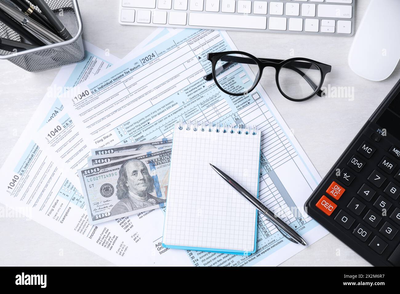 Comptabilité fiscale. Composition à poser à plat avec papeterie et documents sur table gris clair Banque D'Images