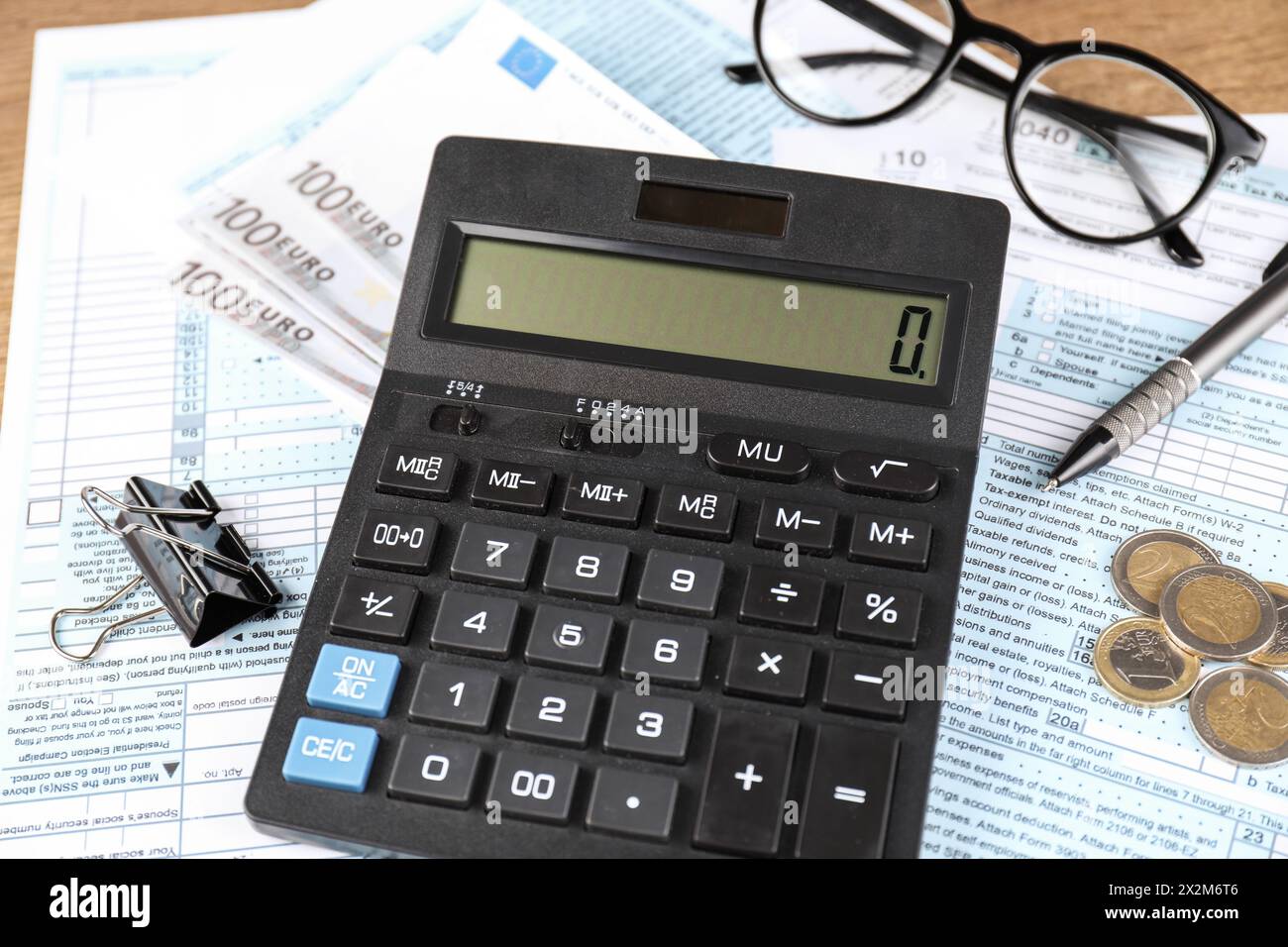 Comptabilité fiscale. Calculatrice, documents, argent, lunettes et stylo sur la table, gros plan Banque D'Images