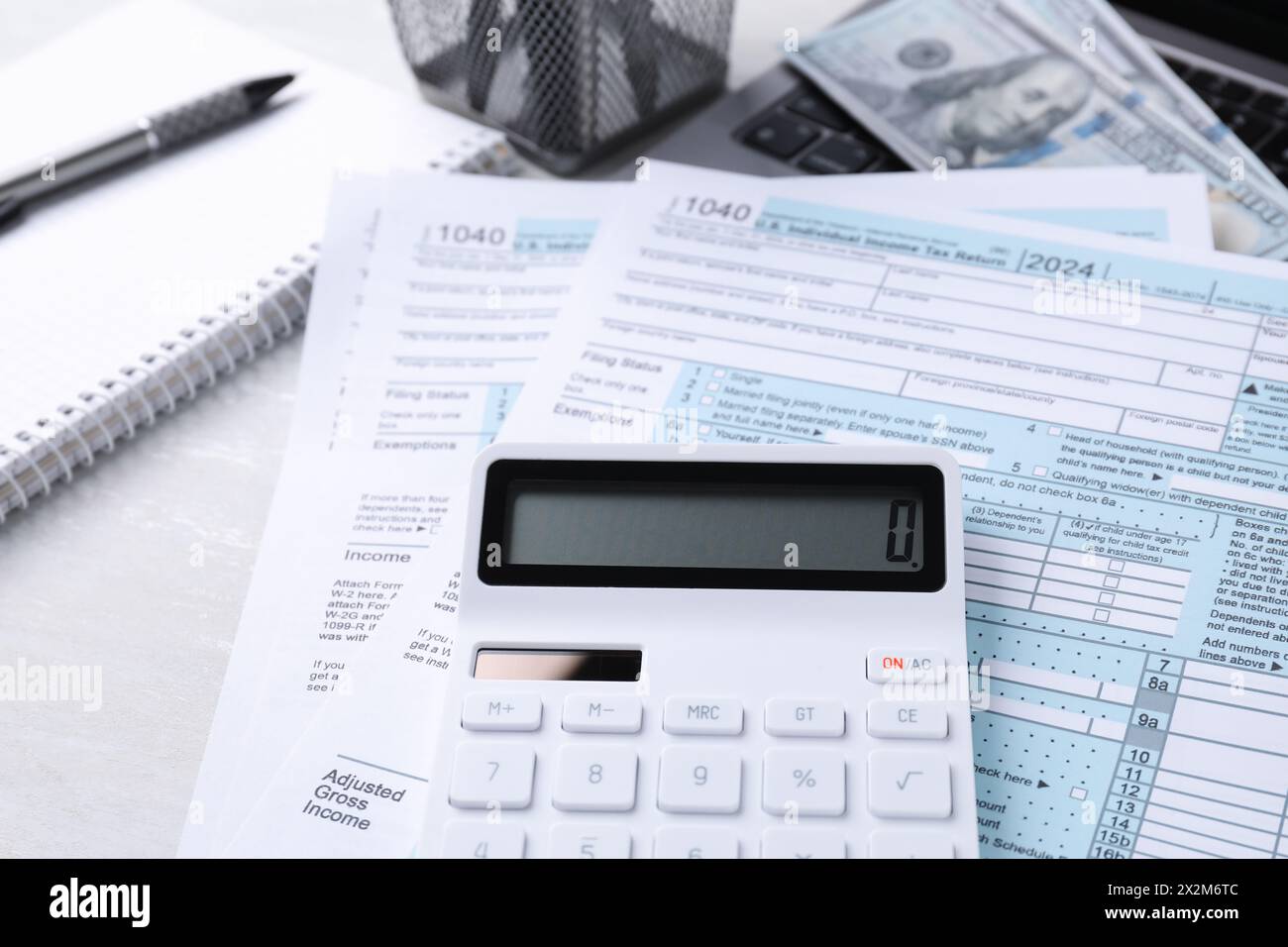 Comptabilité fiscale. Calculatrice, documents, argent et papeterie sur table gris clair, gros plan Banque D'Images