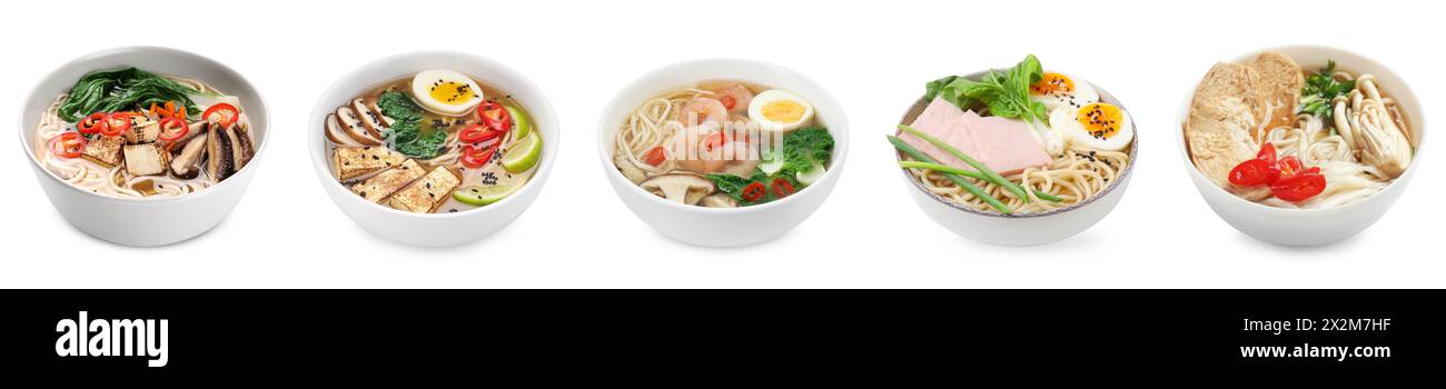 Bols de délicieux ramen avec différents ingrédients isolés sur blanc, mis. Soupe de nouilles Banque D'Images