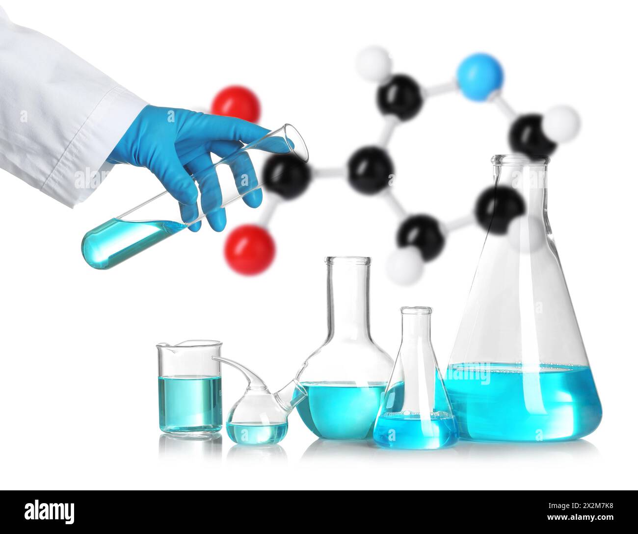Scientifique avec verrerie de laboratoire et modèle de molécule sur fond blanc Banque D'Images