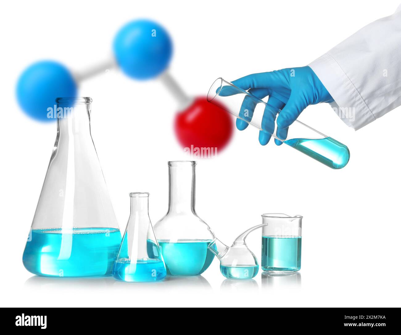 Scientifique avec verrerie de laboratoire et modèle de molécule sur fond blanc Banque D'Images