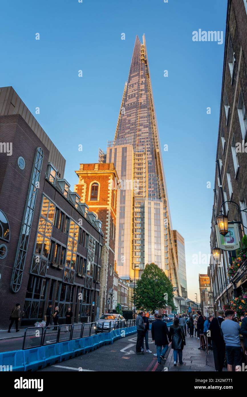 Des gens dans une rue menant au bâtiment Shard à Londres Royaume-Uni Banque D'Images