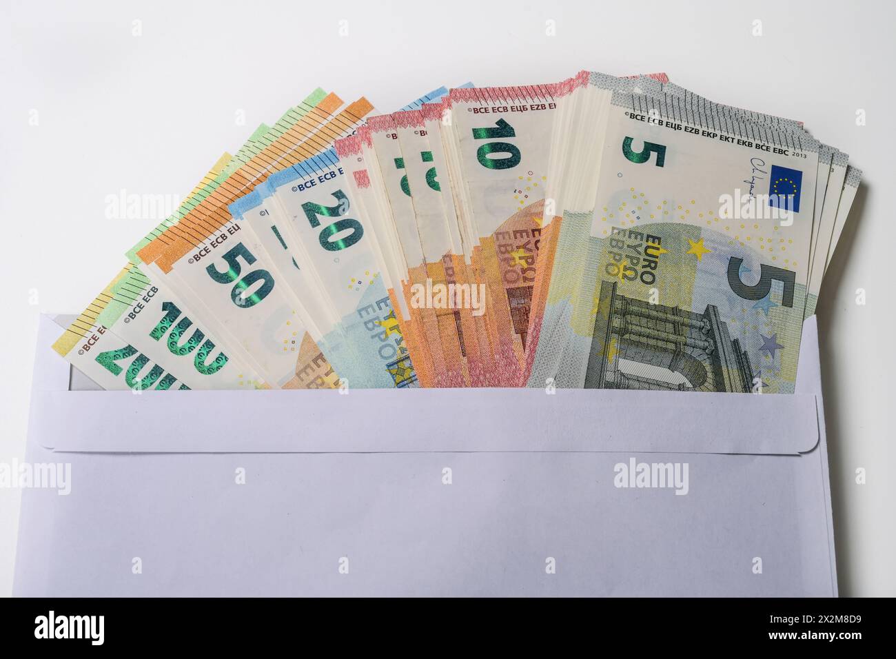 Umschlag voller Geld, Symbolfoto Gehaltstüte, Bestechlichkeit Banque D'Images