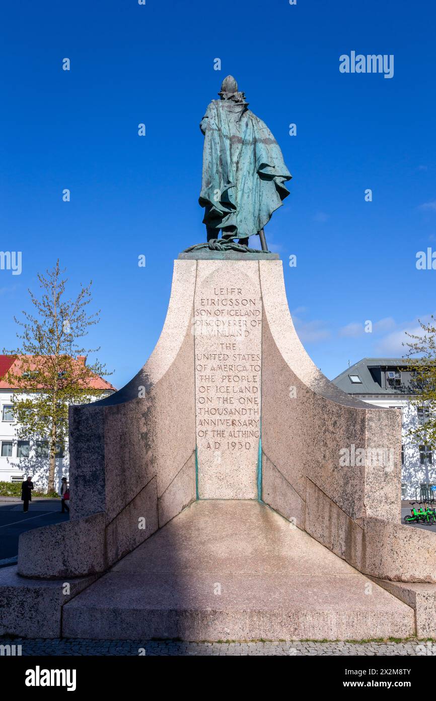 Reykjavik, Islande, 14.05.22. Statue de Leif Erikson par Alexander Stirling Calder (1929) ; héros viking et explorateur, devant le Churc de Hallgrimskirkja Banque D'Images