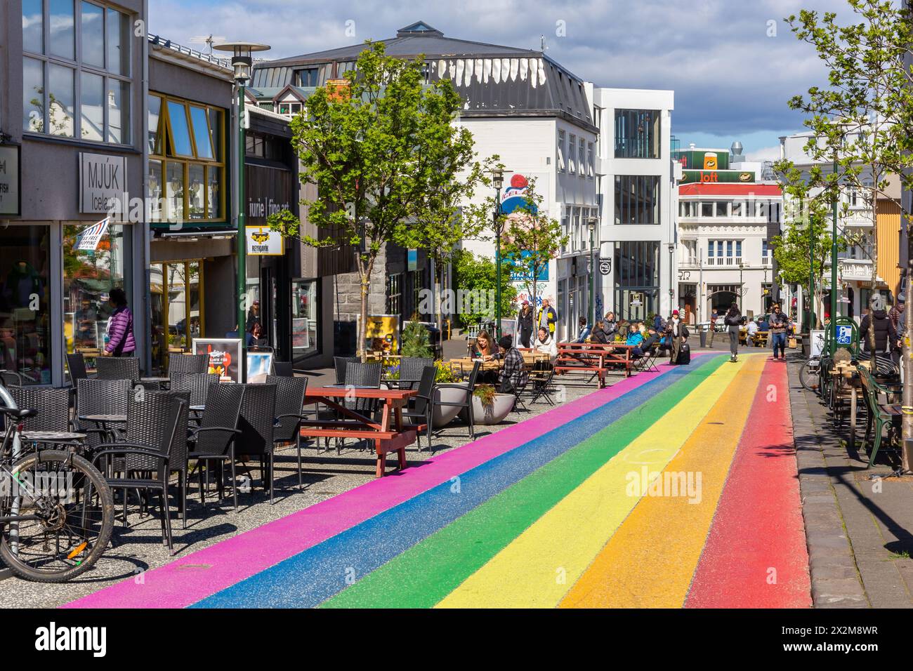 Reykjavik, Islande, 14.05.22. Coloré Rainbow Street (Skolavordustigur Street) peint pour Reykjavik Pride avec des magasins, des cafés et des restaurants, des gens Banque D'Images