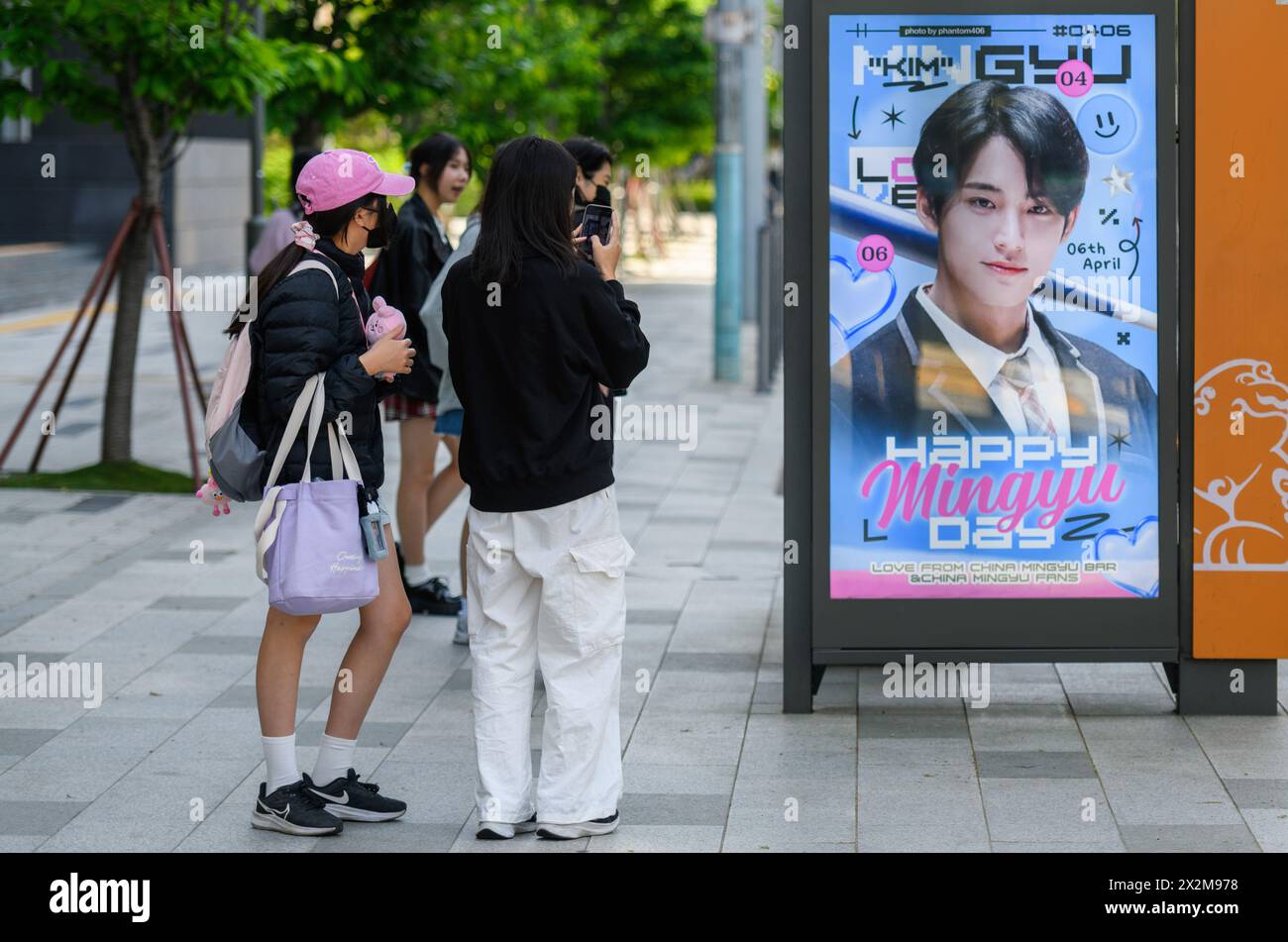 Les fans de K-pop prennent des photos d'un panneau d'affichage de la chanteuse de Hybe Mingyu devant le bâtiment Hybe à Séoul. La plus grande société de K-pop de Corée du Sud, Hybe, a lancé un audit de la direction d'ADOR, la filiale derrière NewJeans, un groupe de filles de K-pop de premier plan, soupçonnant que le label cherchait à se séparer de Hybe, selon des sources de l'industrie. Les sources ont déclaré que l'audit ciblait le PDG d'ADOR, min Hee-jin, et un autre dirigeant de la société dont l'identité n'a pas été divulguée, sur leur tentative suspectée de prendre le contrôle de la société. (Photo Kim Jae-Hwan/SOPA images/Sipa USA) Banque D'Images