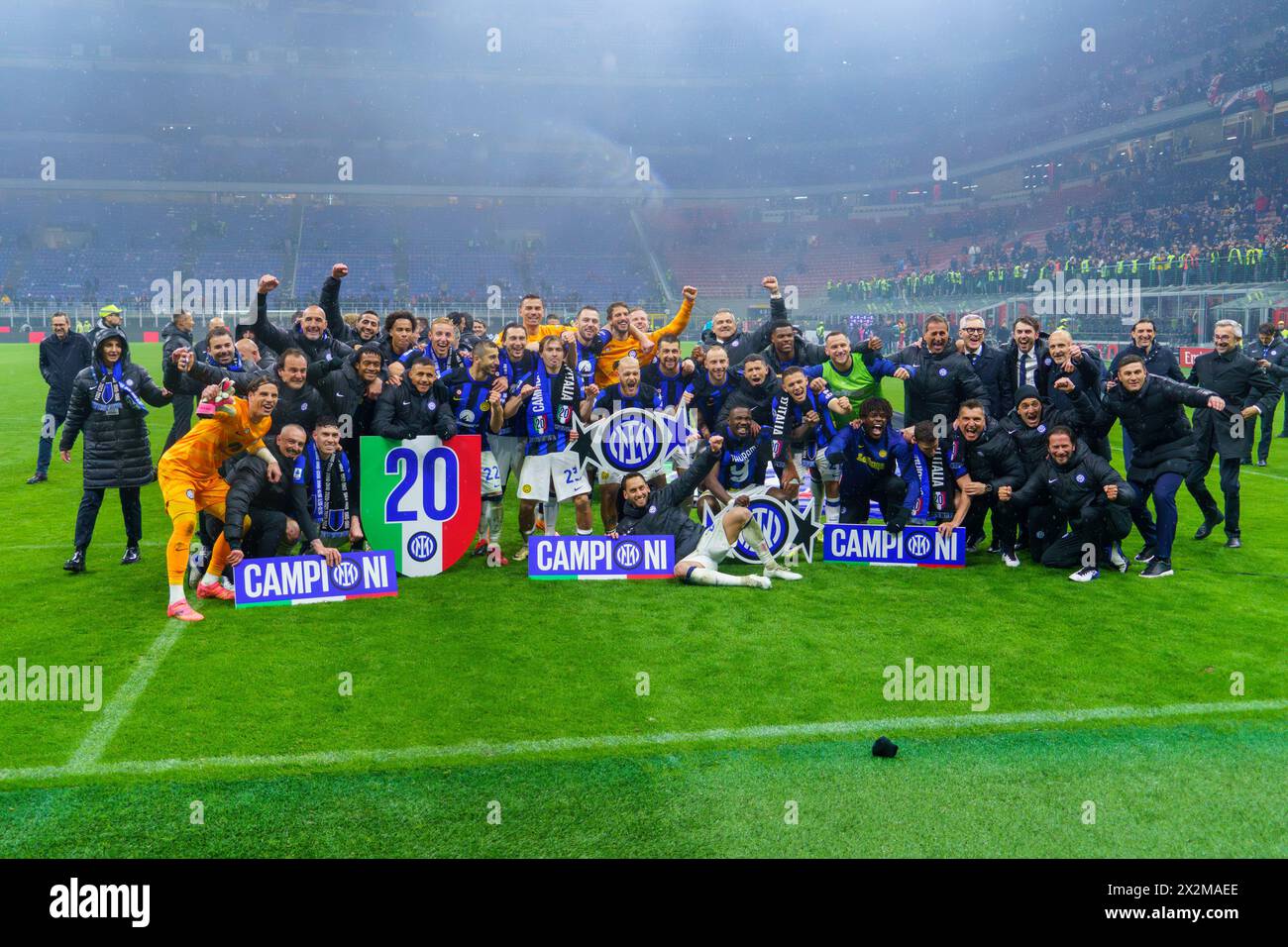 Milan, Italie. 22 avril 2024. L'équipe de FC Inter remporte le championnat Celebrate, AC Milan vs FC Internazionale - Serie A. crédit : /Alessio Morgese / Emage crédit : Alessio Morgese/E-Mage/Alamy Live News Banque D'Images