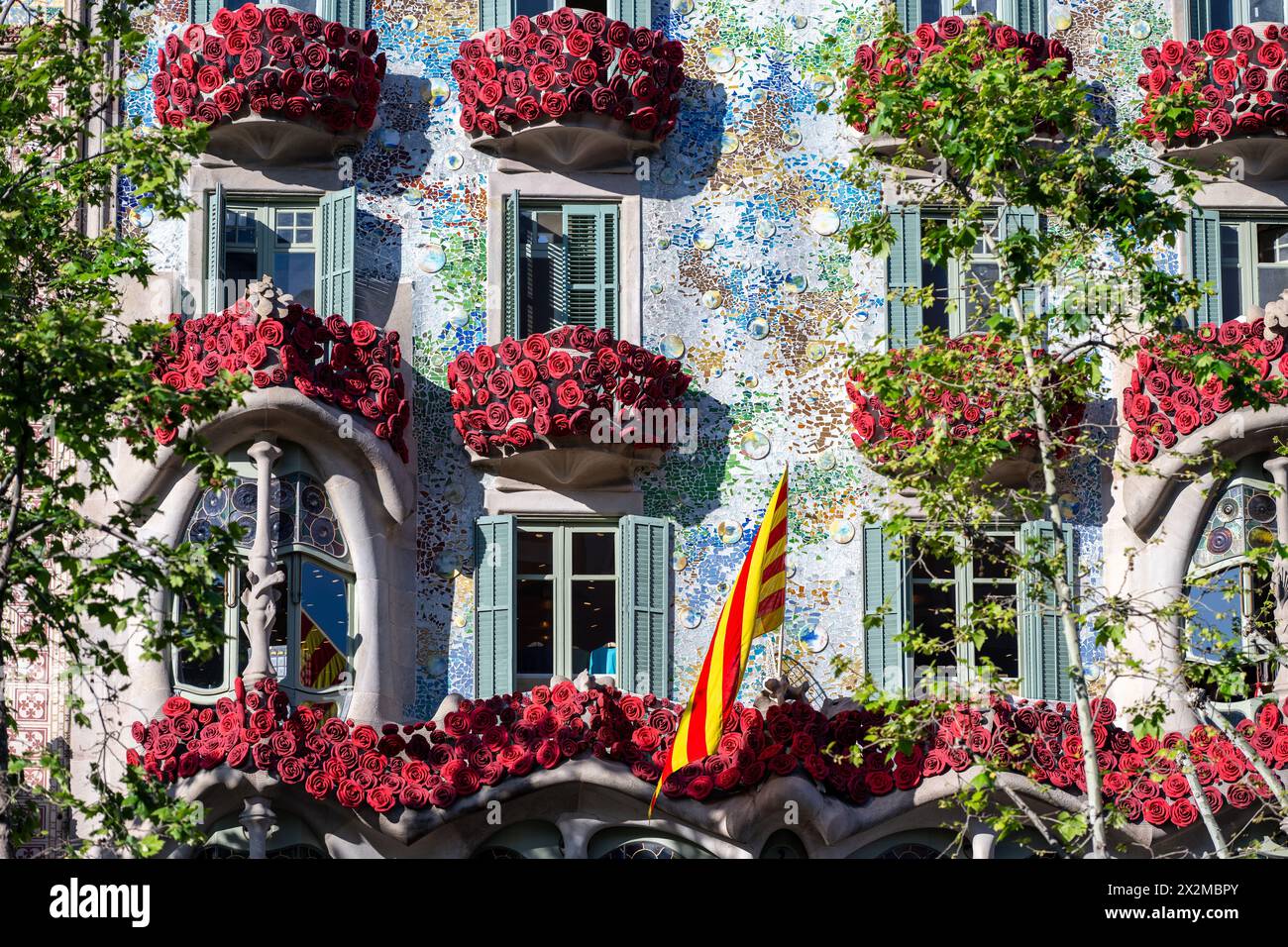 Casa Batlló les balcons sont habillés de roses pour célébrer Sant Jordi Day, Barcelone, Catalogne, Espagne. ©Paul Todd/OUTSIDEIMAGES Banque D'Images