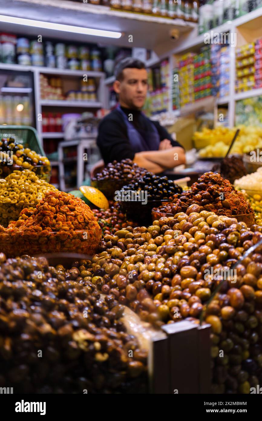 Tanger, Maroc. 6 février 2024 - olives à vendre dans un kiosque dans un marché marocain. Banque D'Images