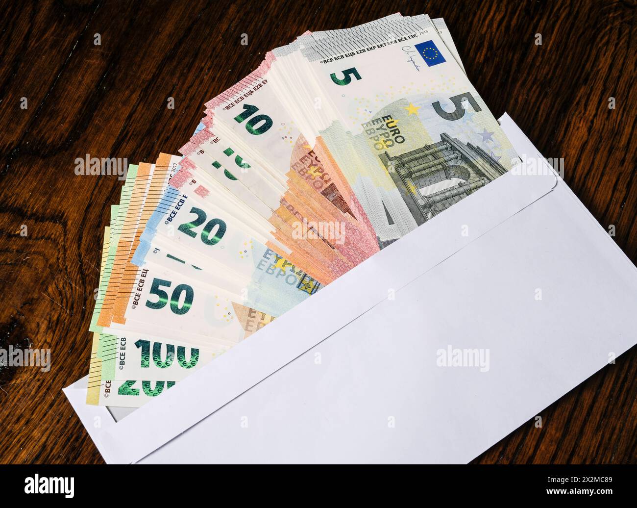 Umschlag voller Geld, Symbolfoto Gehaltstüte, Bestechlichkeit *** enveloppe pleine d'argent, paquet photo symbolique, corruption Banque D'Images