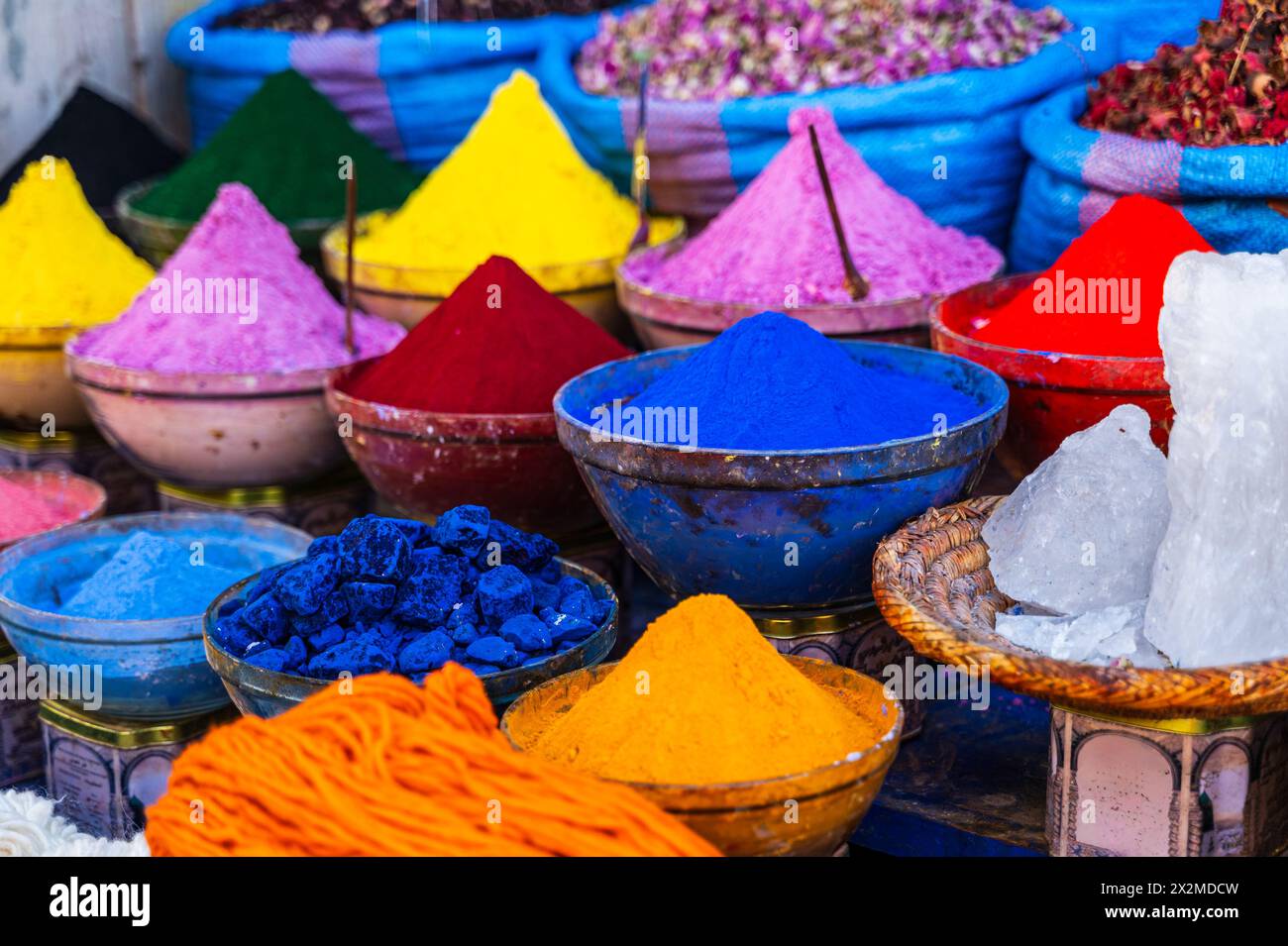 Pyramides d'épices aux couleurs vives exposées dans un marché marocain traditionnel, mettant en valeur la culture et la cuisine vibrantes. Banque D'Images