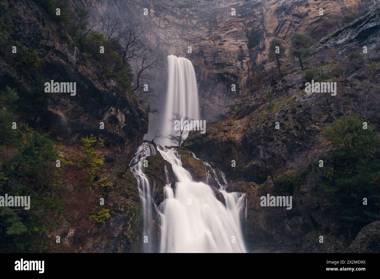 Le puissant Rio Mundo a éclaté de sa source, créant une superbe cascade à plusieurs niveaux sur un paysage rocheux Banque D'Images