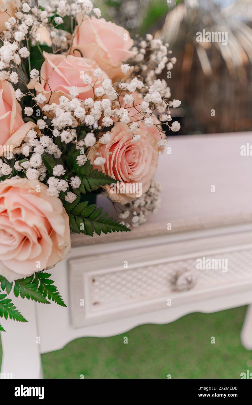 Élégant bouquet de mariage de roses blush et souffle de bébé sur un tiroir blanc vintage Banque D'Images