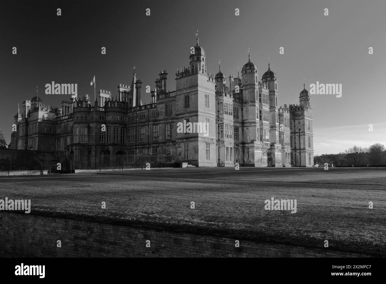 La porte d'or et la façade ouest de la maison Burghley, une demeure seigneuriale élisabéthaine à la frontière du Cambridgeshire et du Lincolnshire, en Angleterre Banque D'Images