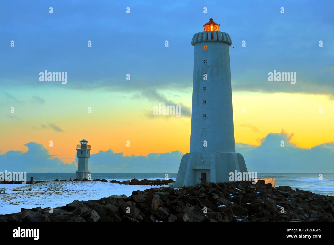 Géographie / voyage, Islande, Vesturland, Akranes, ancien et nouveau phare, coucher de soleil, Islande occidentale, ADDITIONAL-RIGHTS-LEARANCE-INFO-NOT-AVAILABLE Banque D'Images