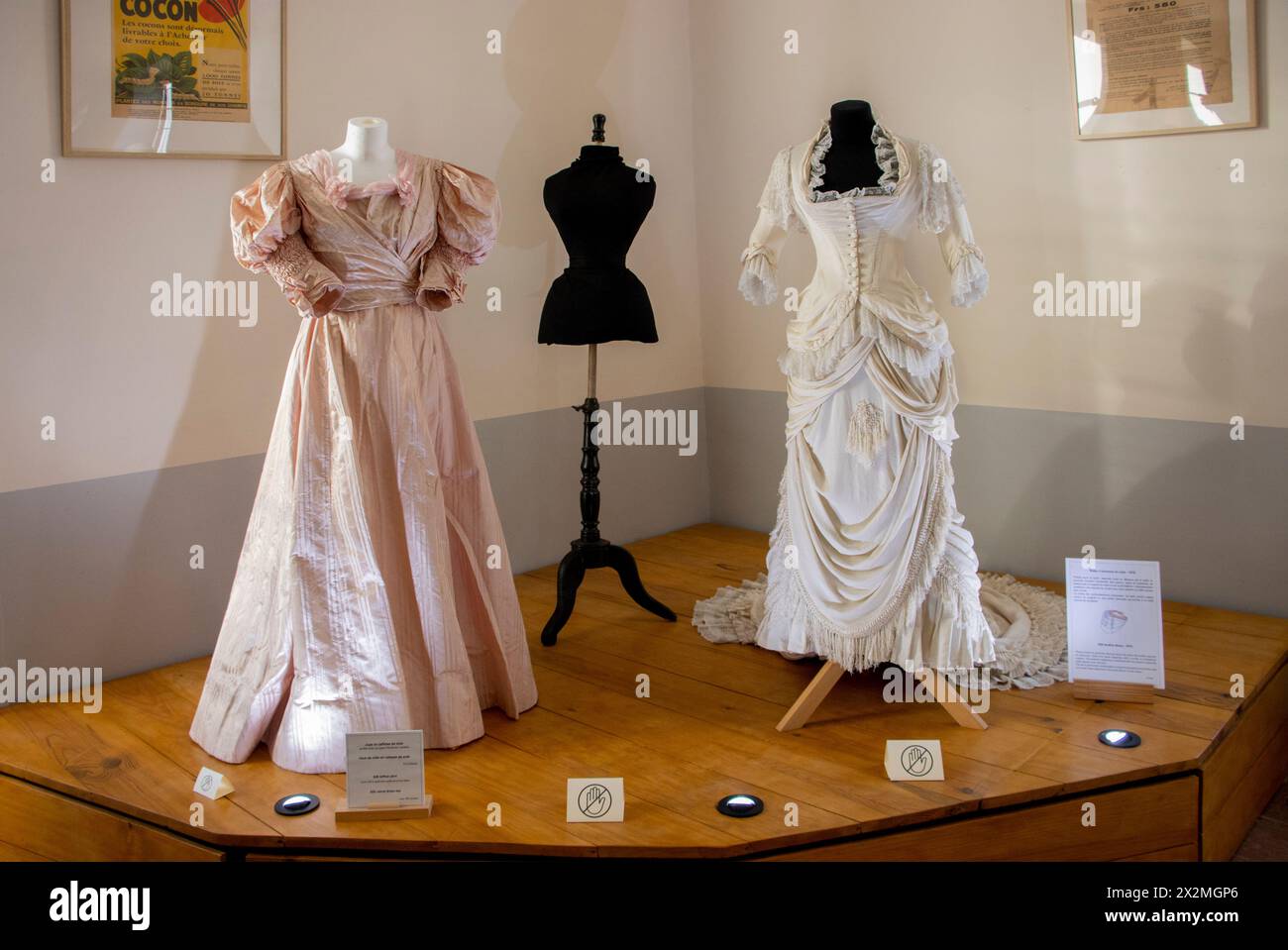 Exposition de robes de soie au musée du ver à soie, musée de la soie, entrée du bâtiment, Saint Hippolyte du Fort, Gard, France Banque D'Images