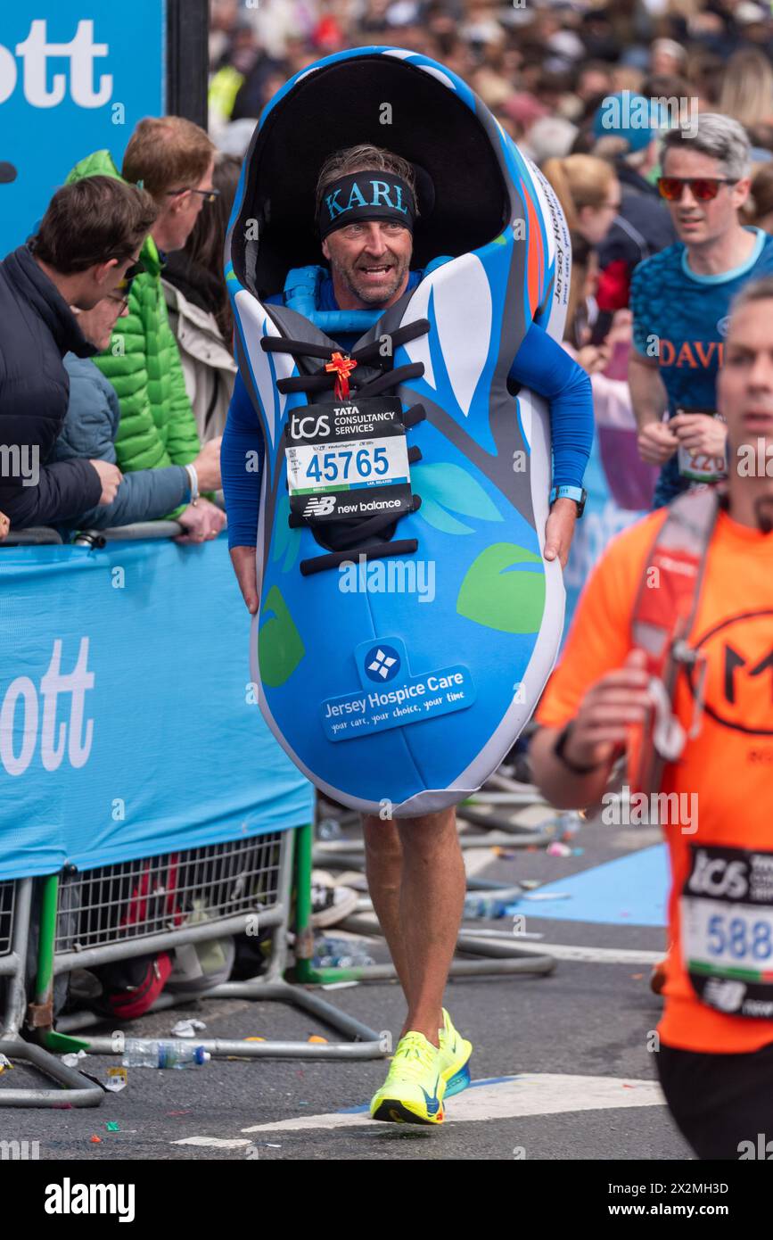 Karl Fitzpatrick participant au TCS London Marathon 2024 en passant par Tower Hill, Londres, Royaume-Uni, portant un costume de chaussure d'entraînement Banque D'Images