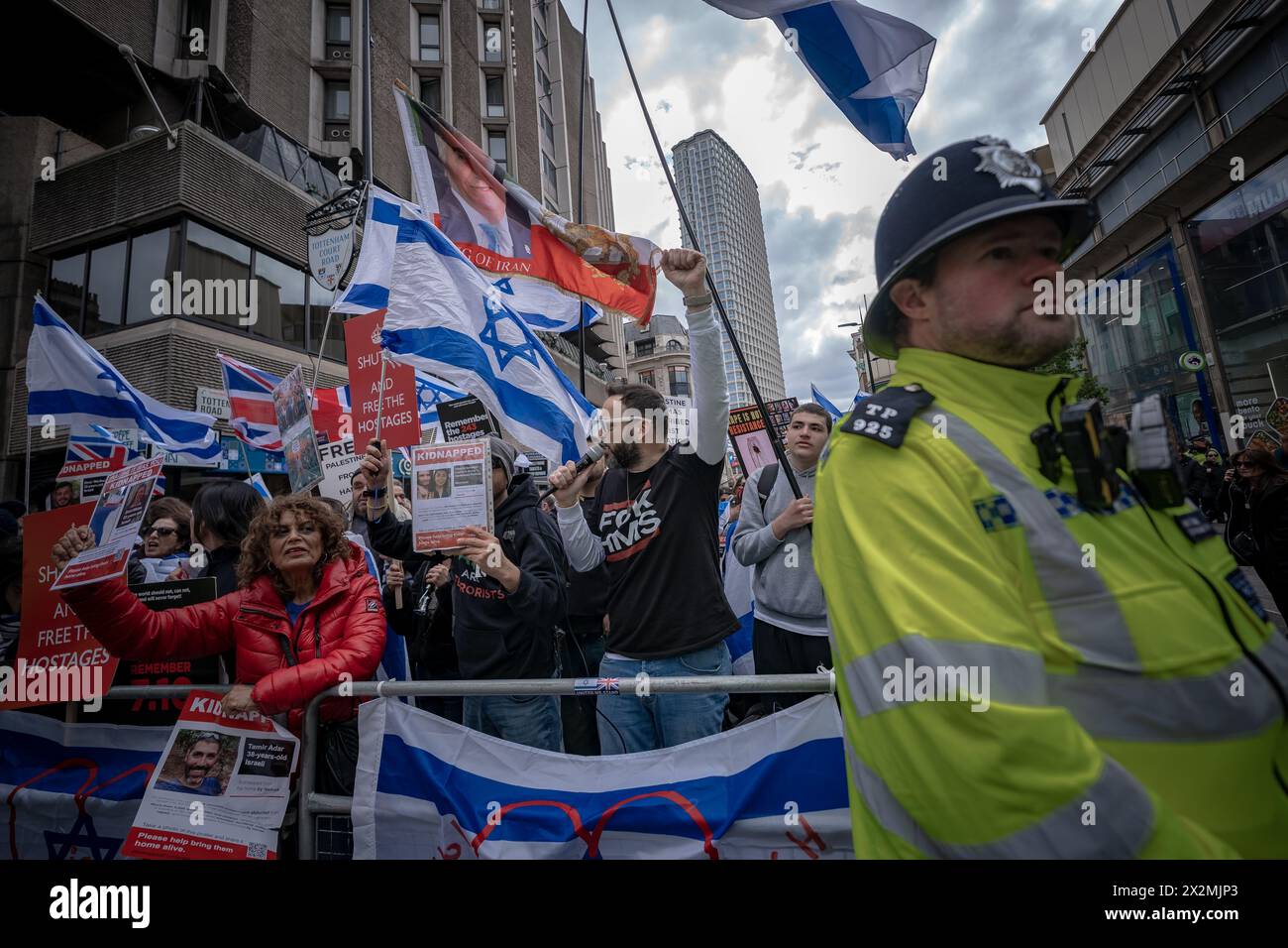 Les partisans pro-israéliens organisent une contre-manifestation contre les partisans pro-palestiniens qui manifestent près de la banque Barclays sur Tottenham court Road, Londres, Royaume-Uni. Banque D'Images