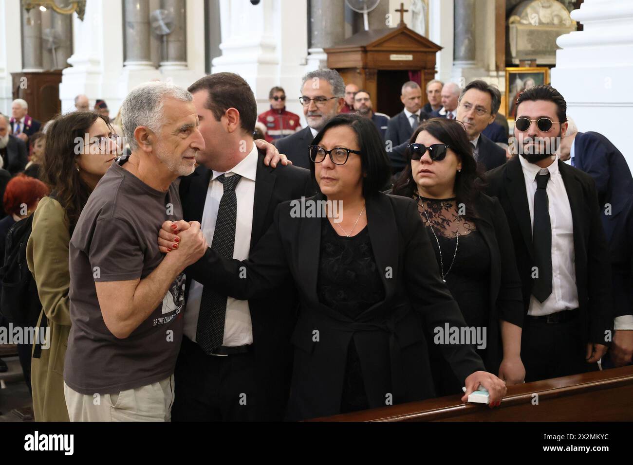 Palerme, Italie. 23 avril 2024. L'ancien maire de Messine tente de consoler Flora Agostino, fille de Vincenzo Agostino, aux funérailles de Vincenzo Agostino dans la cathédrale de Palerme, mardi 23 avril 2024, Palerme - Italie ( photo Alberto Lo Bianco/LaPresse) crédit : LaPresse/Alamy Live News Banque D'Images