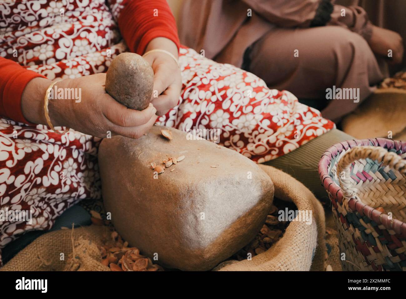 Les femmes locales extraient l'huile des noix d'argan dans les montagnes du Haut Atlas Maroc Banque D'Images