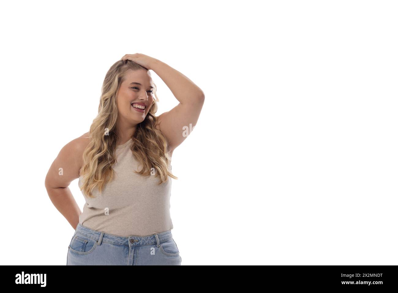 Jeune femme caucasienne grande taille rit, la main sur la tête, regardant latéralement sur le blanc, copiez l'espace Banque D'Images