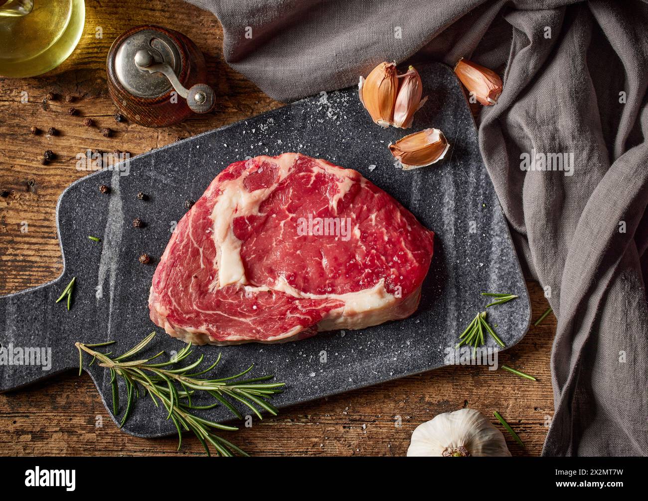 viande de bifteck de bœuf crue fraîche sur la table de cuisine en bois, vue de dessus Banque D'Images