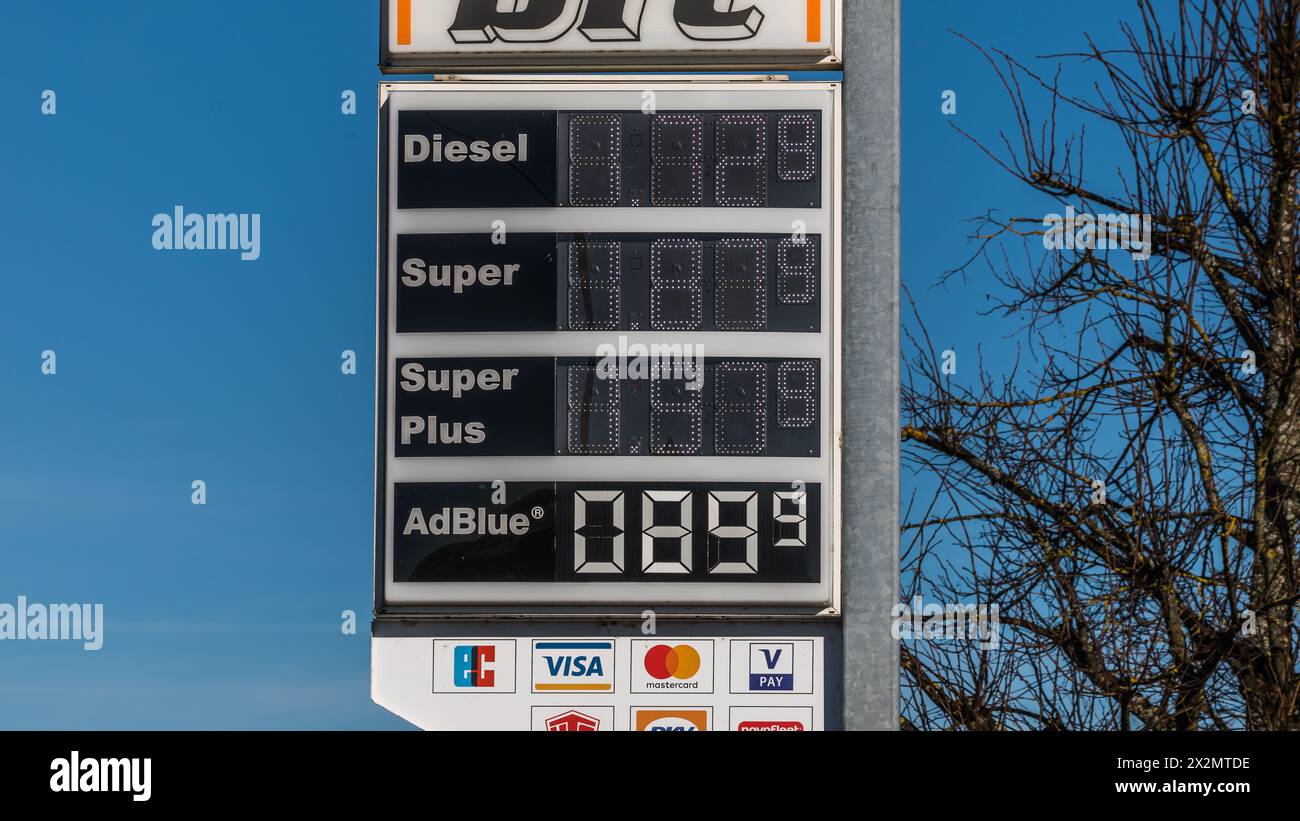 Laufenburg, Allemagne - 8. Février 2022 : Die Preise an einer Tankstelle in Süddeutschland. In den vergangenen Tagen kletterten diese in die Höhe. Banque D'Images