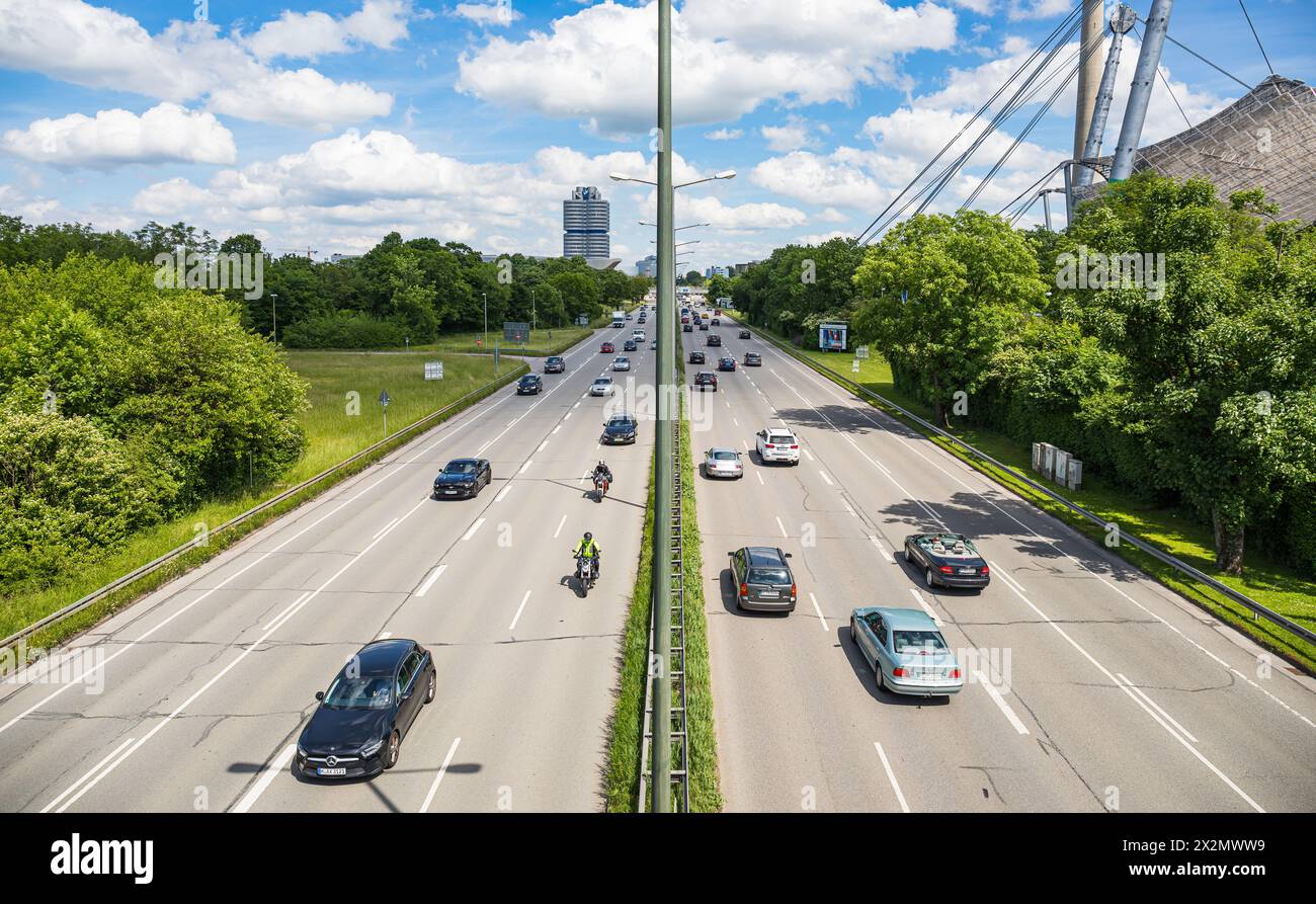 Der Verkehr auf dem mittlere Ring, der Bundesstrasse B2R läuft flüssig. (München, Allemagne, 27.05.2022) Banque D'Images