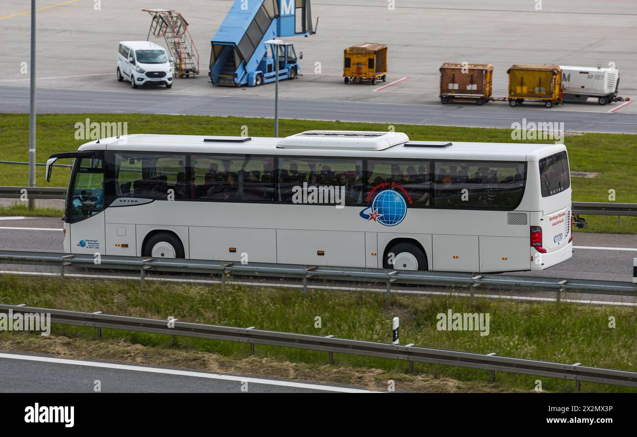 Ein car oder autobus fährt à Richtung Flughafen München. (München-Flughafen, Allemagne, 29.05.2022) Banque D'Images