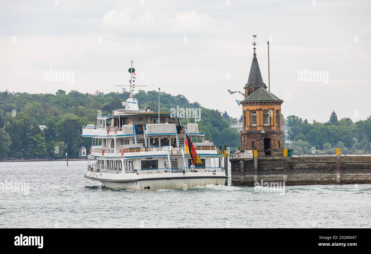 DAS Motorschiff Stuttgart läuft aus dem Hafen Konstanz aus. (Konstanz, Allemagne, 08.05.2022) Banque D'Images