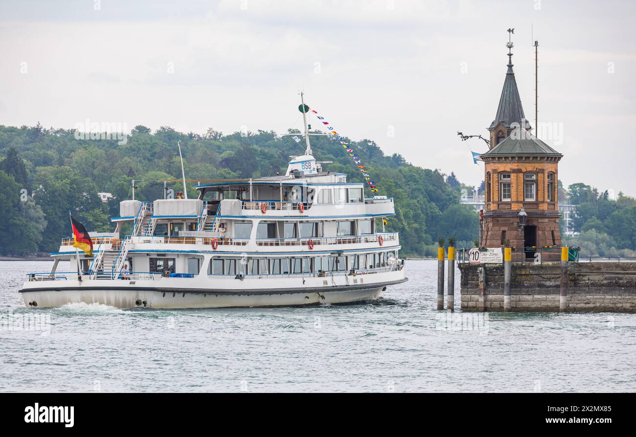 DAS Motorschiff Stuttgart läuft aus dem Hafen Konstanz aus. (Konstanz, Allemagne, 08.05.2022) Banque D'Images