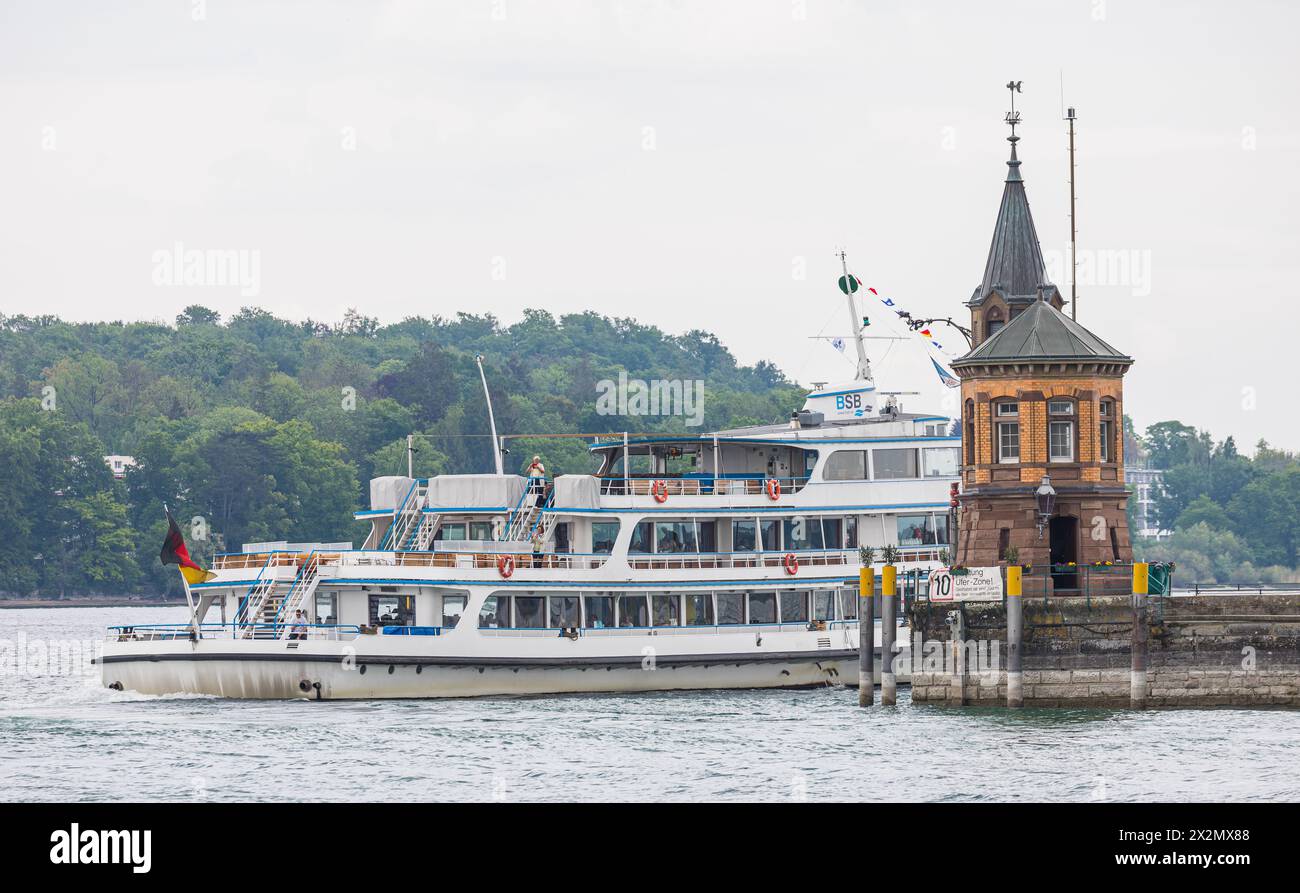 DAS Motorschiff Stuttgart läuft aus dem Hafen Konstanz aus. (Konstanz, Allemagne, 08.05.2022) Banque D'Images